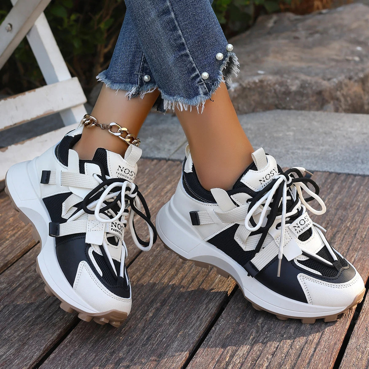 Women's breathable platform sneakers with lace-up closure and low-top design