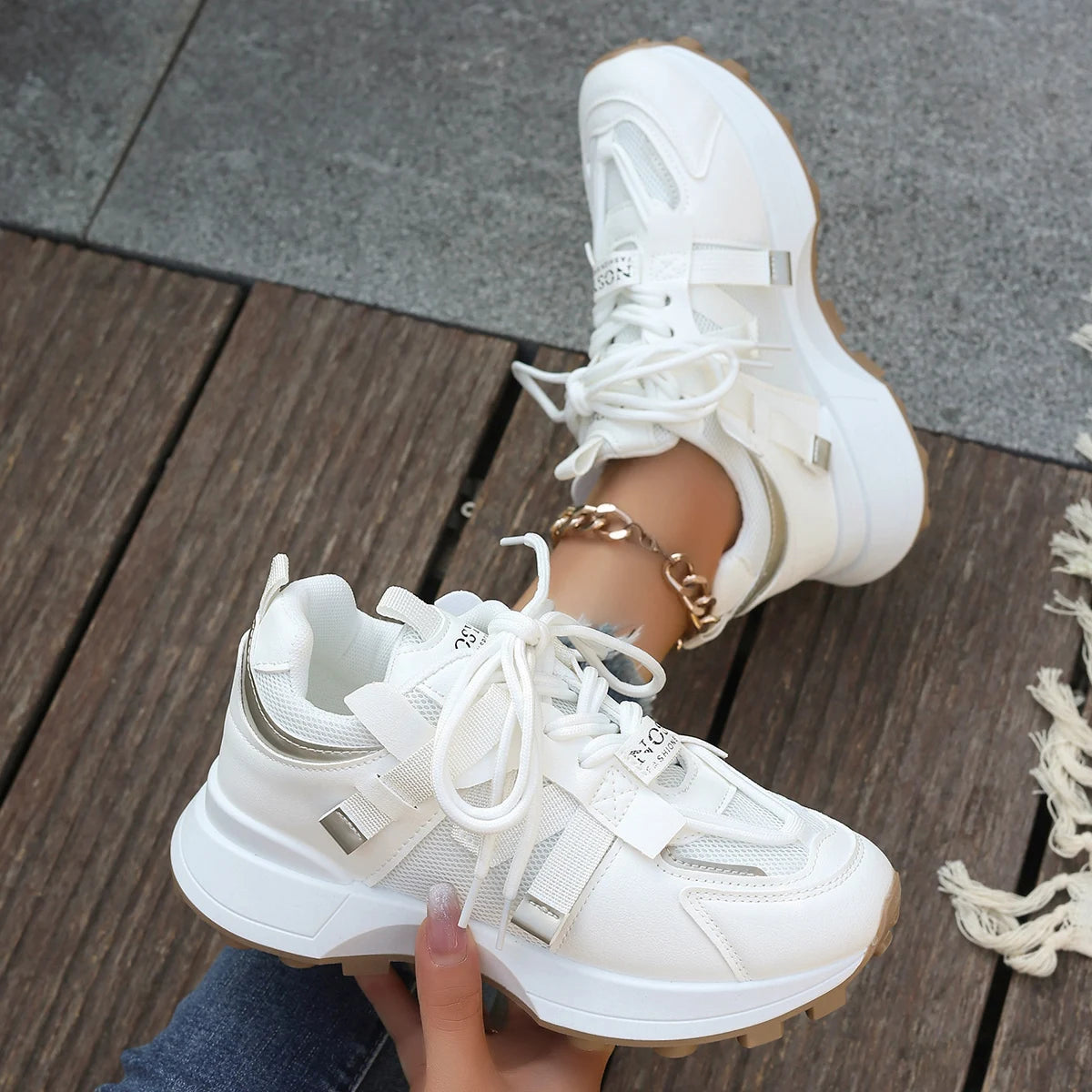 Women's breathable platform sneakers with lace-up closure and low-top design